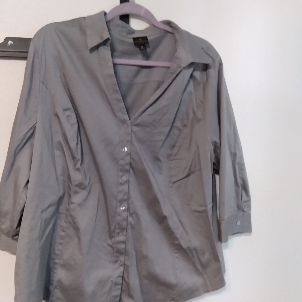 3/4 sleeve grey button ip blouse